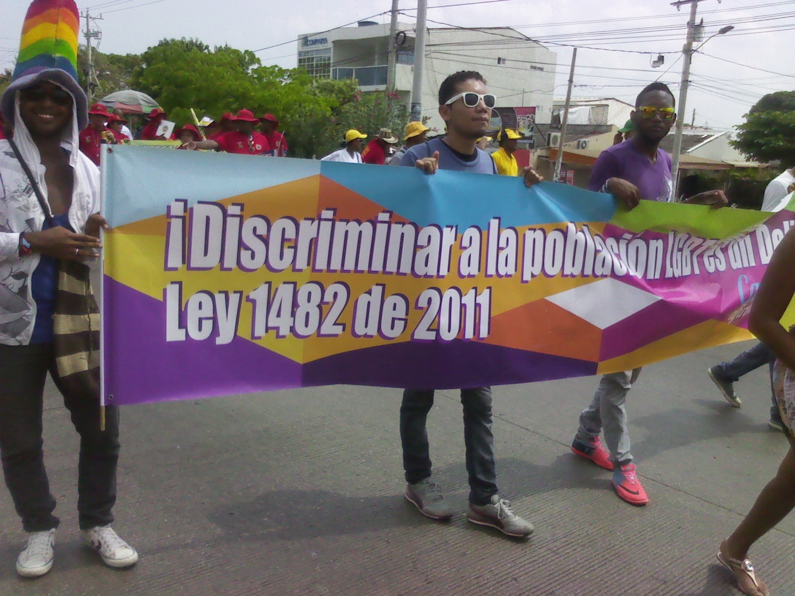 Día del trabajo, foto #3: ¡Discriminar a la población LGBT es un delito! Ley 1482 de 2011.