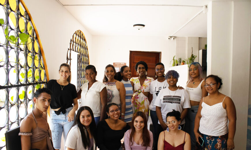 Grupo de mujeres diversas participantes del proyecto